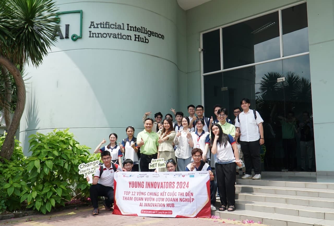 Young Innovators 2024 finalists holding certificates inside the AI Innovation Hub