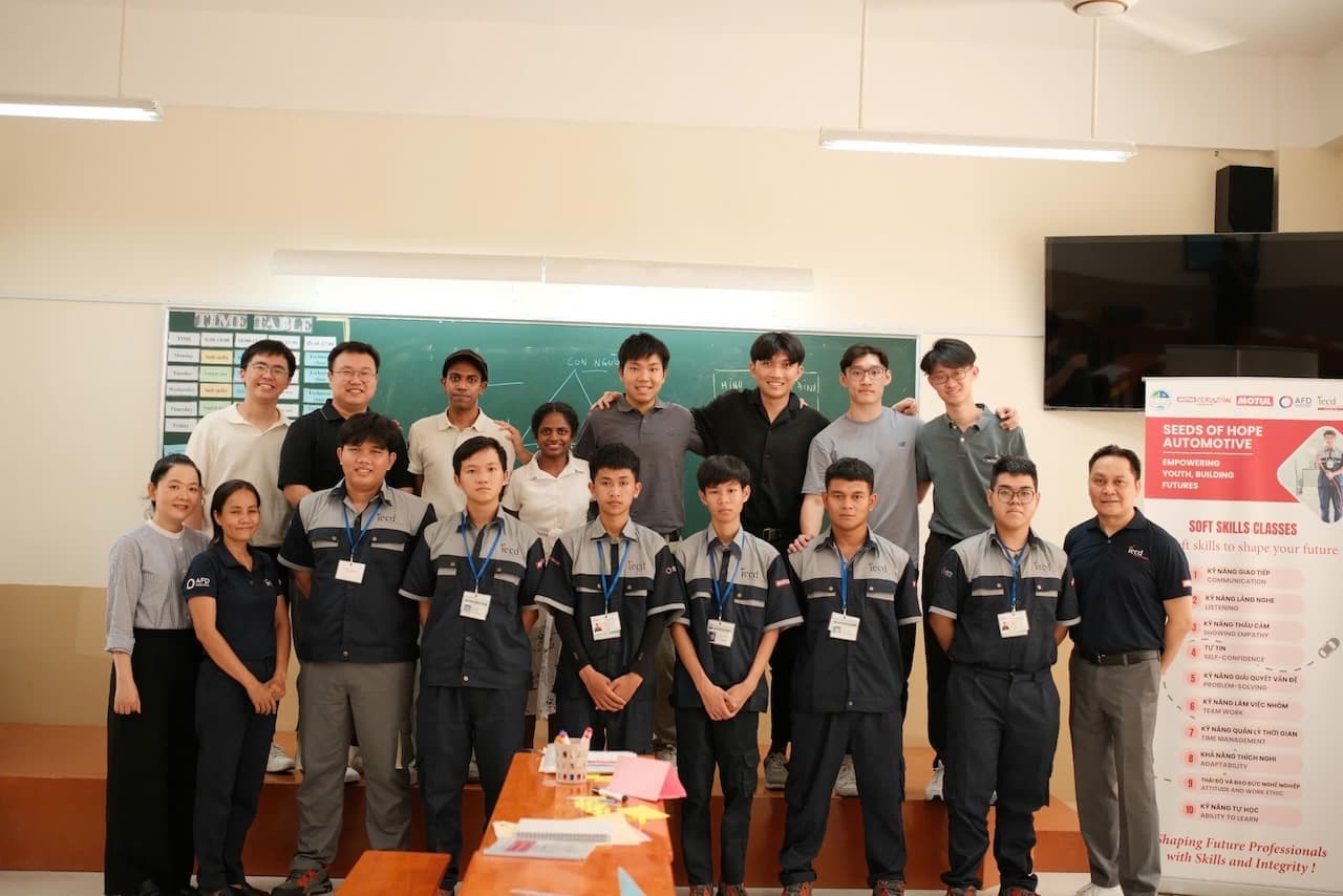Large group of student visitors posing outside the AI Innovation Hub building